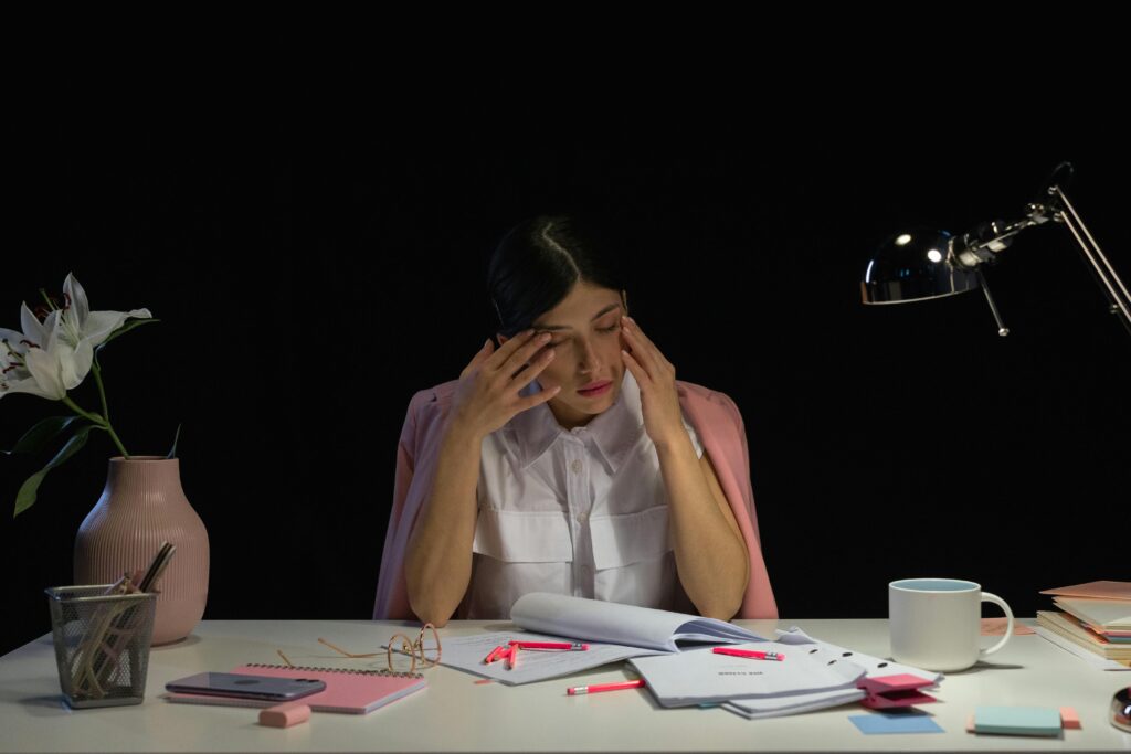 Hábitos que Separam Mulheres Produtivas das que Vivem Sobrecarregadas