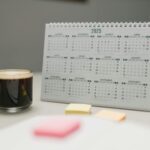 calendário 2025 em português com café na mesa — como planejar a semana com ansiedade