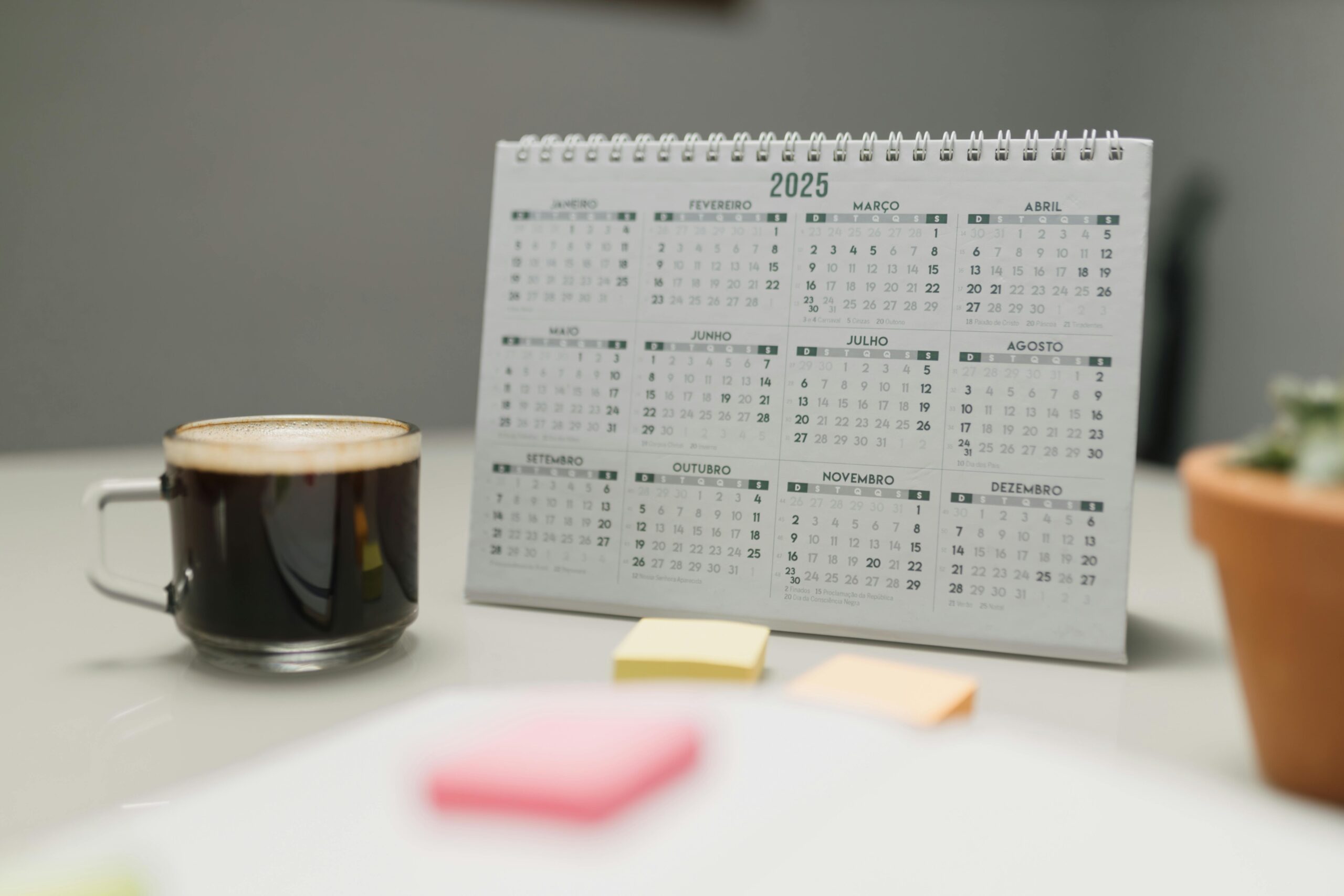 calendário 2025 em português com café na mesa — como planejar a semana com ansiedade