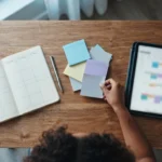 exemplos de planejamento pessoal em caderno e agenda sobre a mesa
