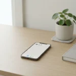 celular com tela minimalista sobre mesa organizada, minimalismo digital