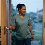 mulher de uniforme chegando em casa ao amanhecer depois de um plantão noturno
