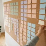 mural de cortiça com cartões coloridos representando métodos de organização pessoal