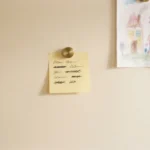 post-it com rotina mínima colado na porta da geladeira